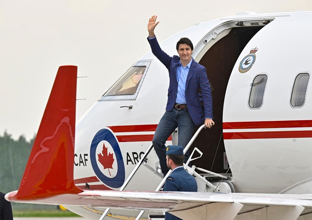 Military sends second aircraft after Trudeau s plane breaks down