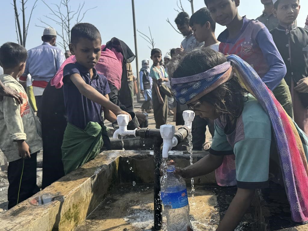 A Fire In A Rohingya Refugee Camp In Bangladesh Guts More Than 1,000 ...