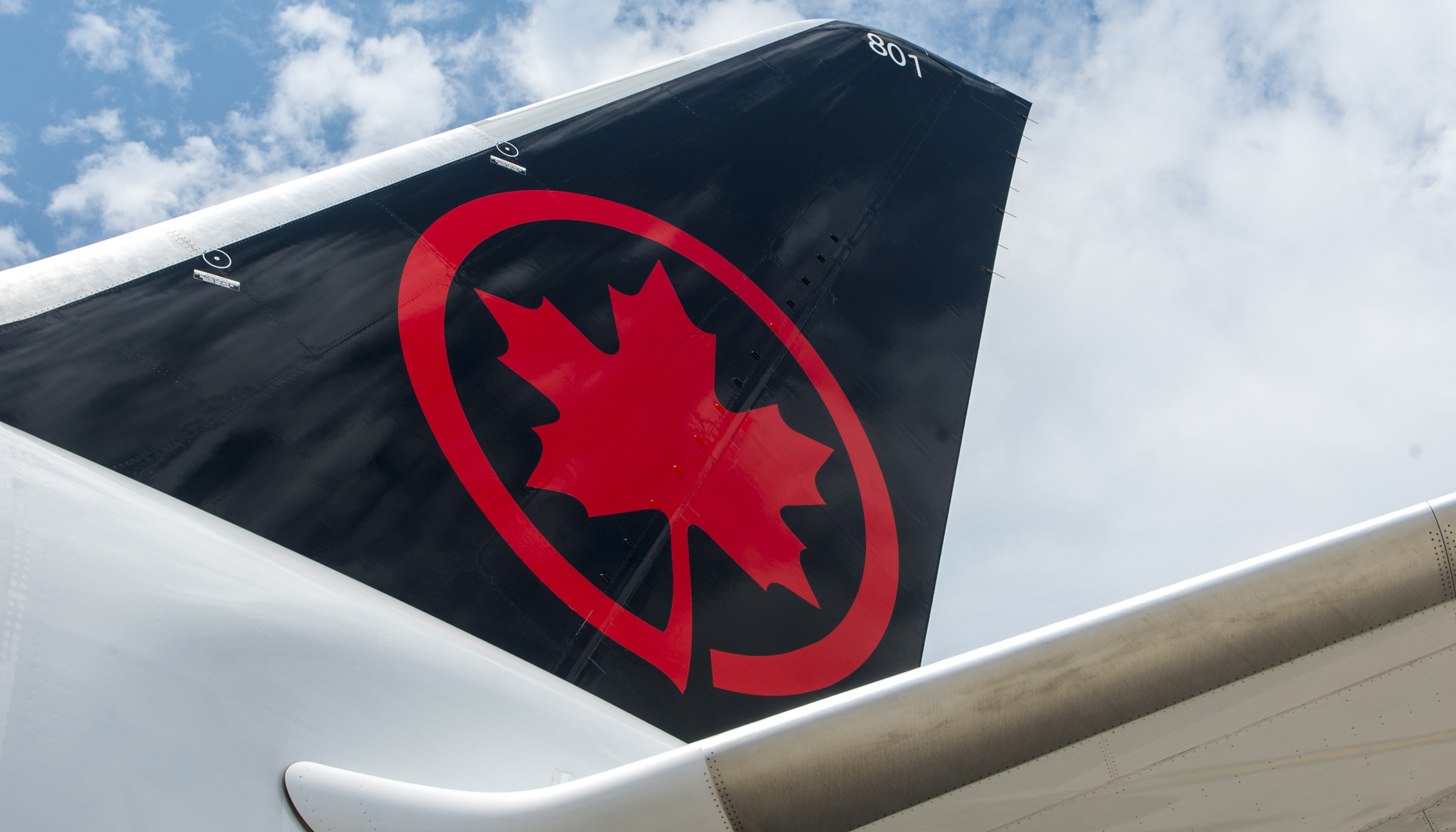 乘客试图在从伦敦飞往多伦多的加拿大航空航班上打开出口门，被控制住