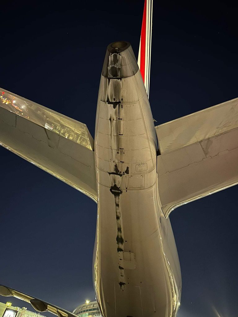 Een Airbus van Air France raakte beschadigd nadat de staart van de landingsbaan op Toronto Pearson Airport werd gesleept na een waarschuwing voor een dalingssnelheid op zondag.  (Toronto Pearson Luchtvaartgroep/Facebook)