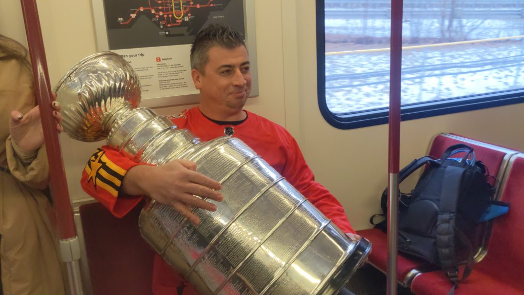 Former Maple Leafs player rides TTC with Stanley Cup in tow