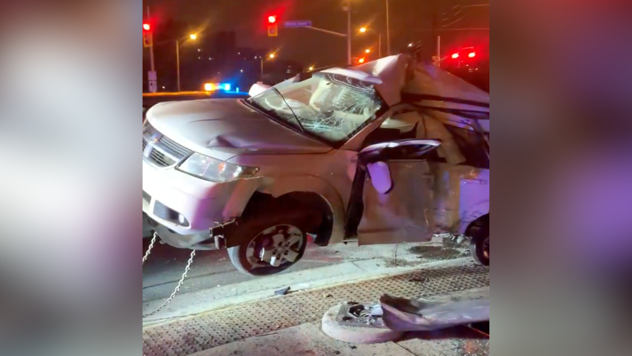 严重车祸送年轻司机入院，导致Etobicoke区Eglinton道路封闭