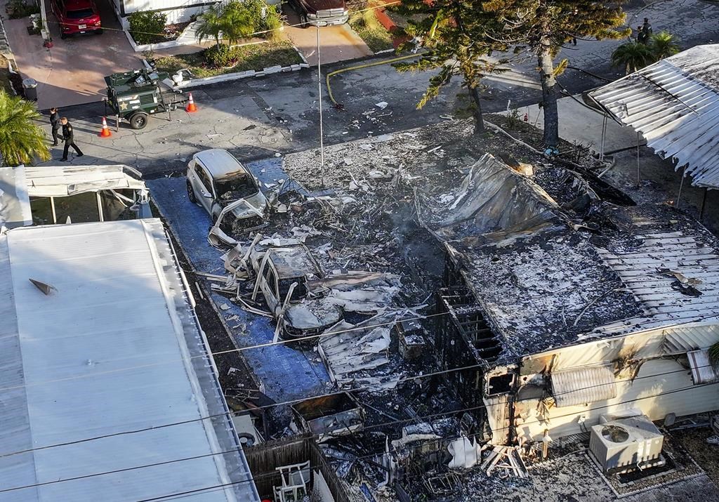 3 killed as a small plane crashes into a Florida mobile home