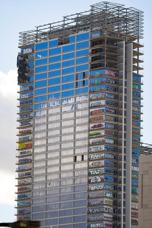 Górujący nad Grammy to wieżowiec w Los Angeles, na którym znajduje się 27 pięter graffiti