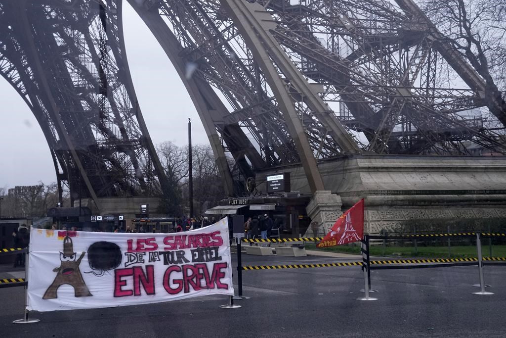 Strike at the Eiffel Tower closes one of the world s most popular