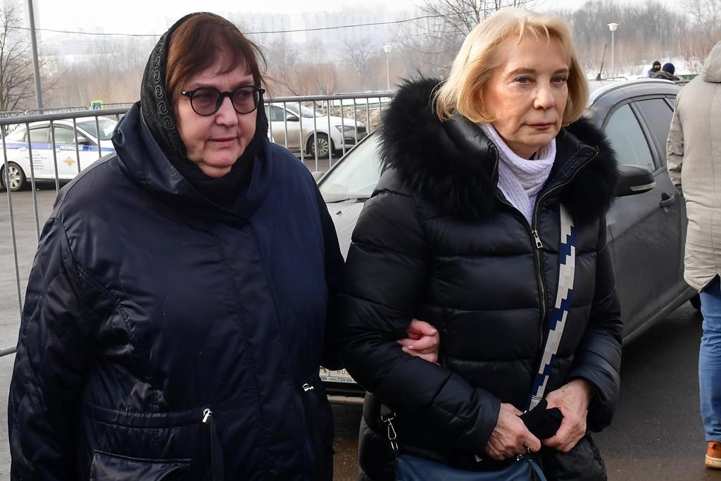 Navalny's Mother Brings Flowers To His Grave A Day After Thousands ...