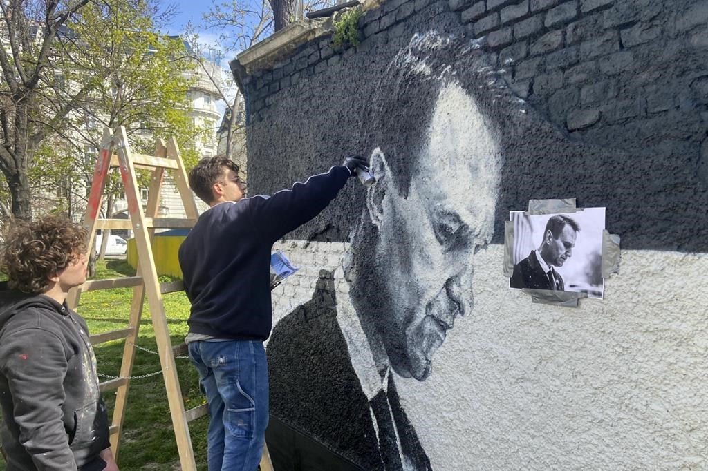 In Vienna, 2 portraits of Alexei Navalny are painted near a monument to Soviet soldiers