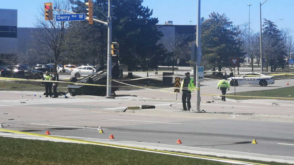 1 woman dead, 1 woman critically injured in multi-vehicle crash in Mississauga