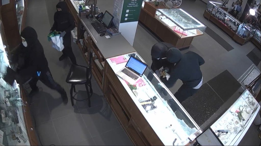 Video shows daytime jewellery store robbery in Toronto, 3 men arrested