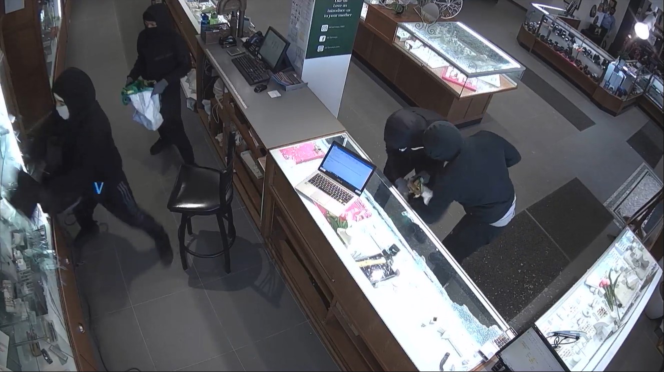 Video shows daytime jewellery store robbery in Toronto