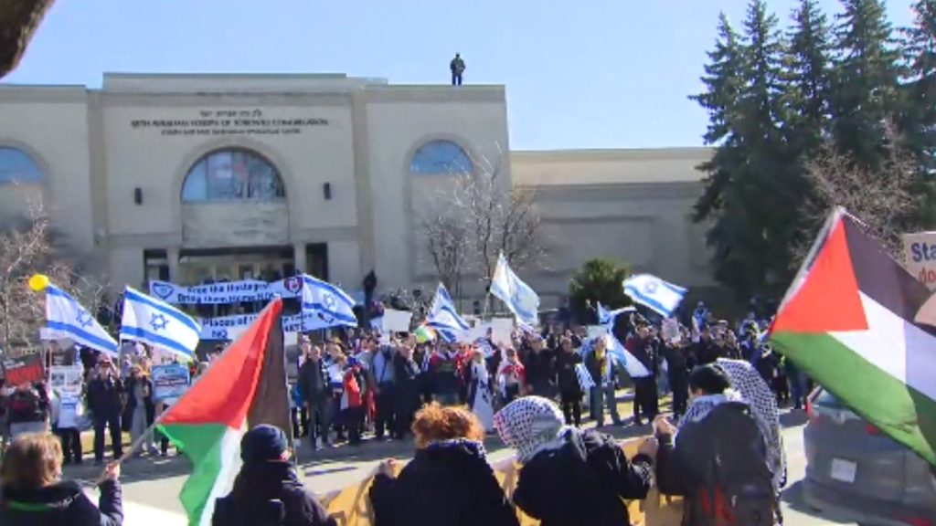 Pro-Israeli and pro-Palestinian protesters gather outside a Thornhill synagogue on March 7