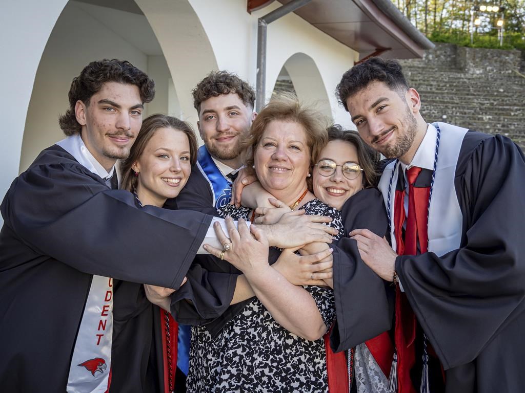 New Jersey quintuplets celebrate their graduation from same college