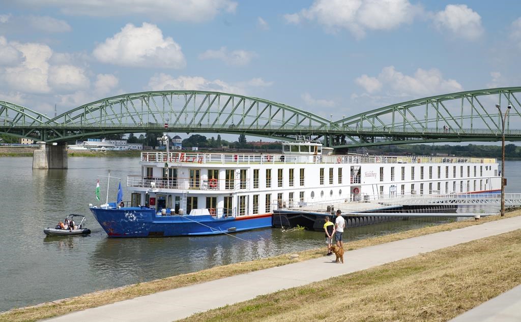 2 dead and 5 missing after a boat collision on the Danube River in Hungary