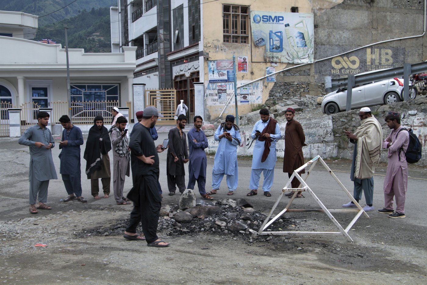 A Muslim Mob In Pakistan Torches A Police Station And Lynches A Man ...