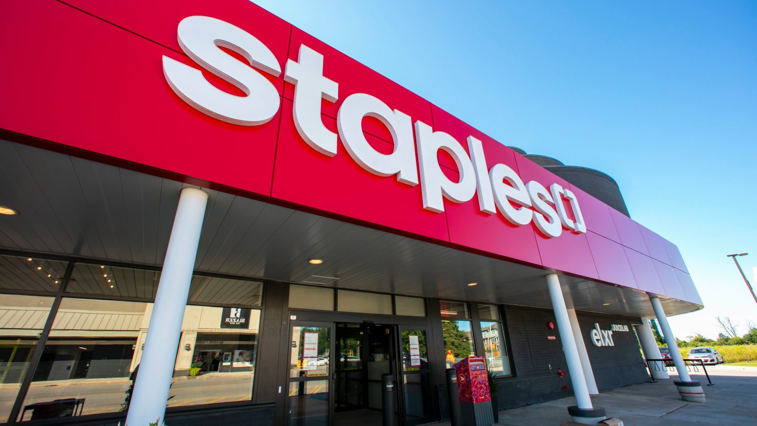 Staples stores begin accepting Amazon returns