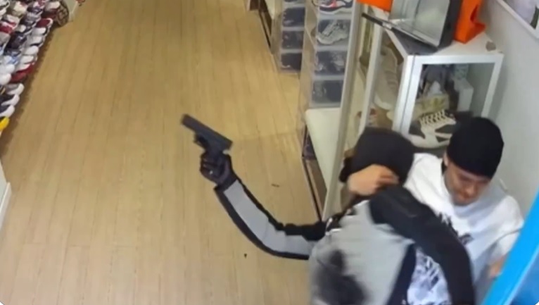 Video shows Toronto shoe store employees in fight for life with armed robbery suspect