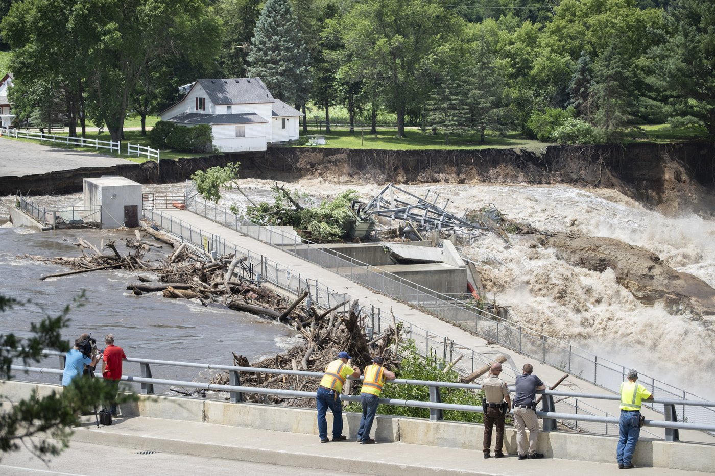 Iowa floodwaters breach levees as even more rain dumps onto parts of ...