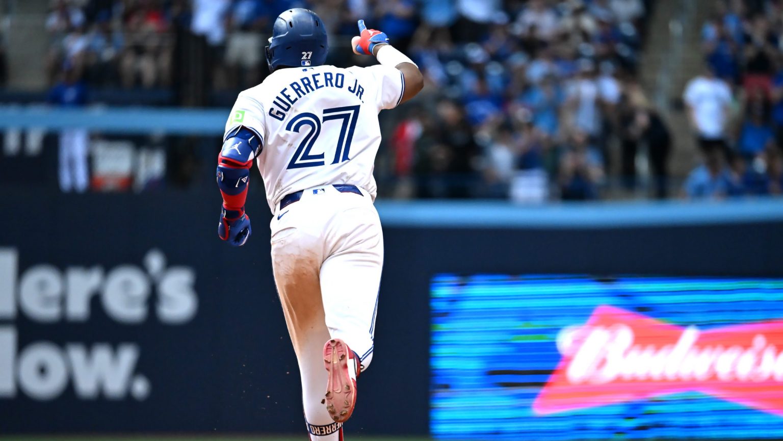 Guerrero extends hitting streak, stays hot as Jays beat A's