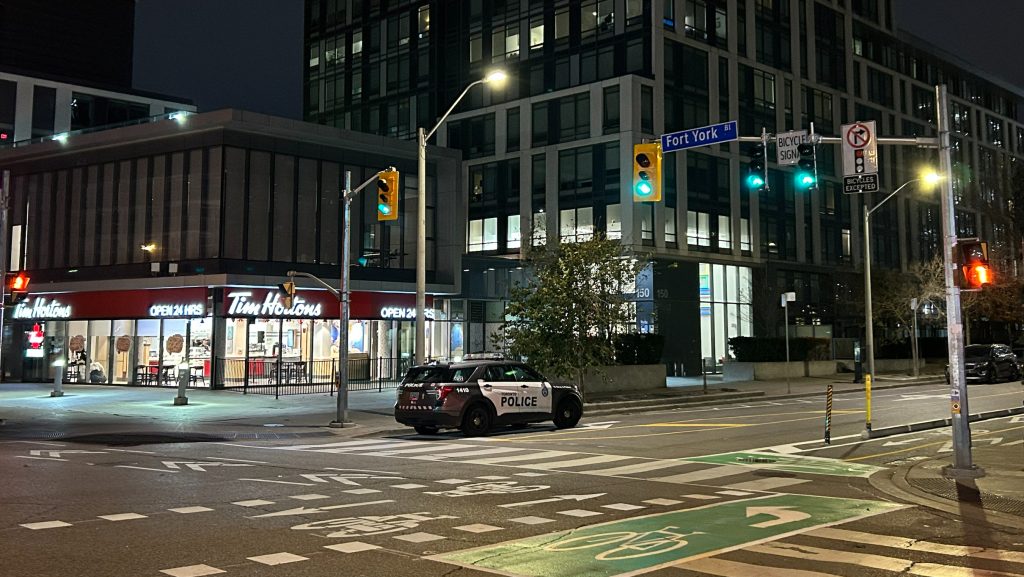 Man dead, another seriously injured in Toronto double stabbing