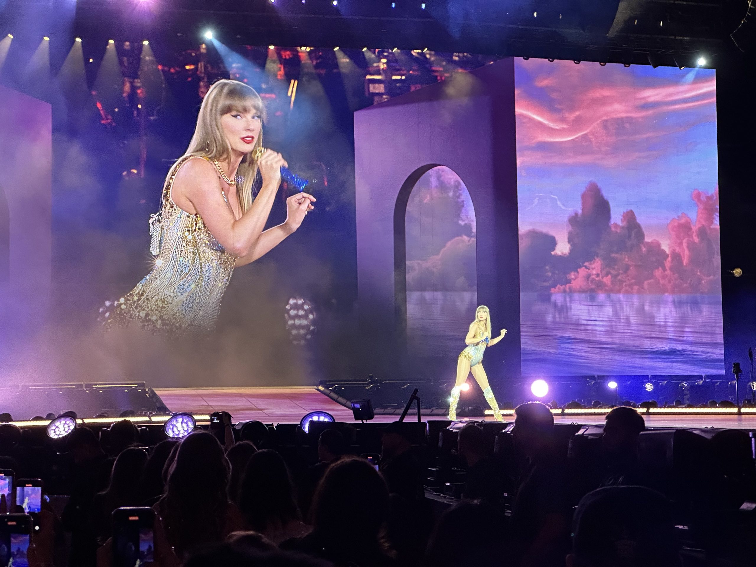 Taylor Swift ignites crowd at Rogers Centre in first of 6 Toronto shows