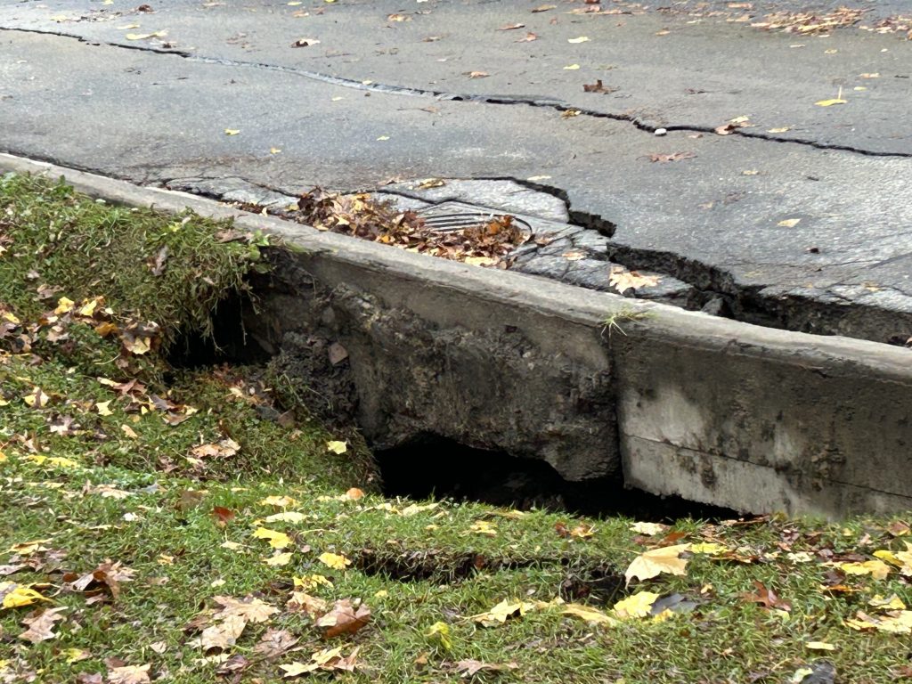 Large sinkhole shuts down Toronto's Parkside Drive after flooding