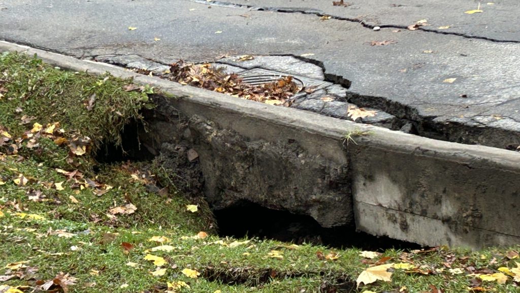 Large sinkhole shuts down Toronto's Parkside Drive after flooding