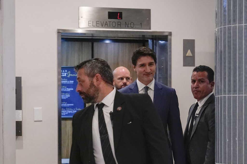 Trudeau and Trump meeting for dinner in Florida, source says