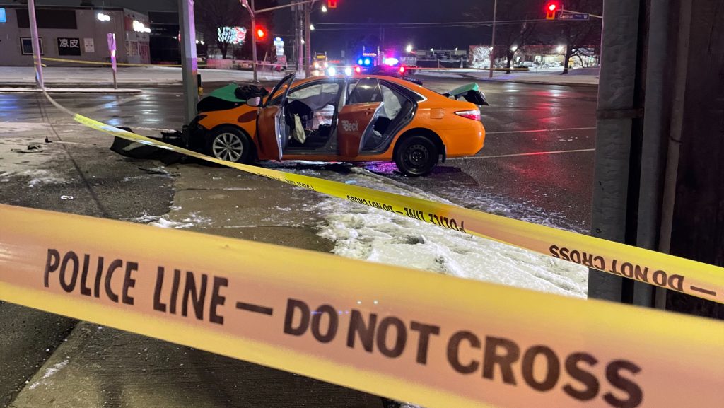 Man dead after taxi cab crashes into pole in Mississauga