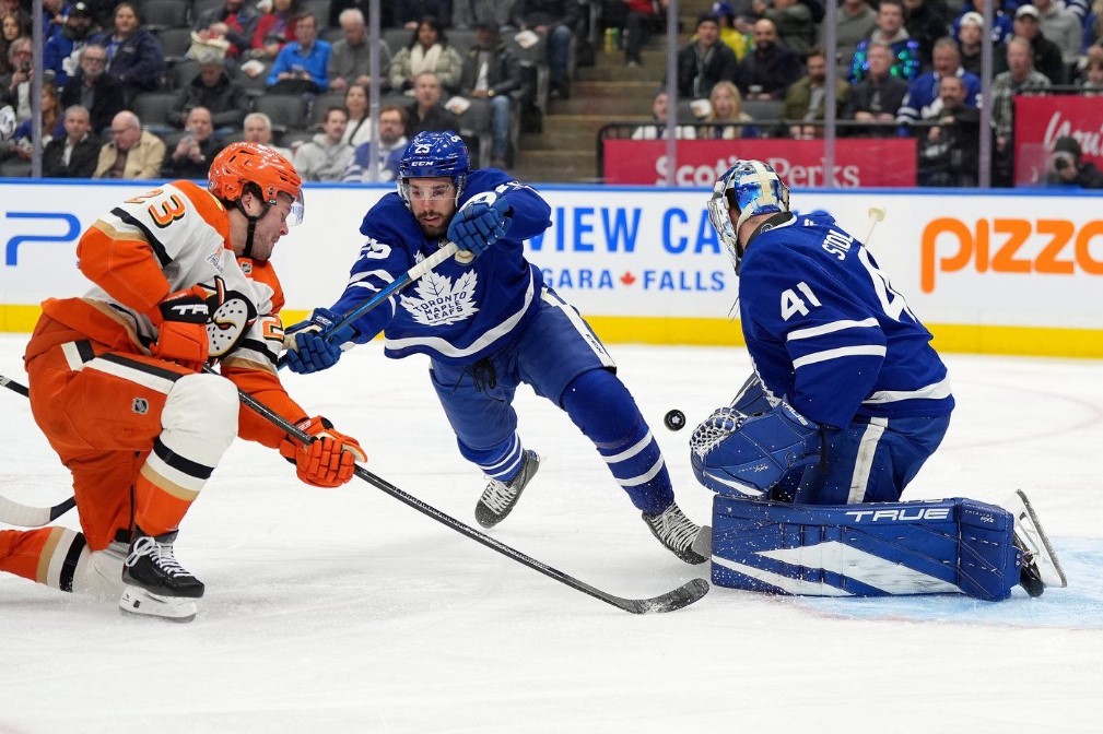 Maple Leafs beat Ducks 3-2, lose goalie Stolarz to injury