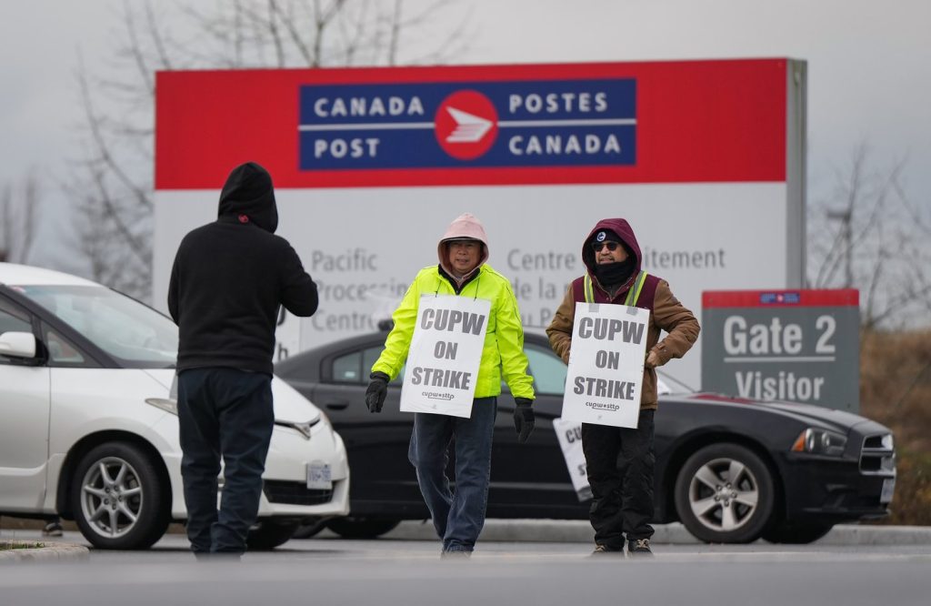 Settlement reached in complaint over Canada Post layoffs as strike hits four weeks