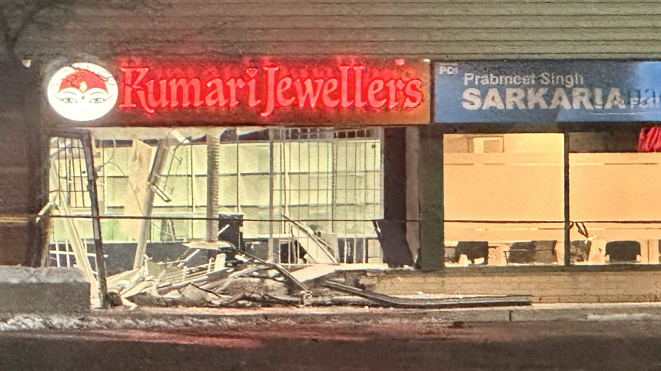 Suspects at large after ramming vehicle into Brampton jewellery store in failed robbery