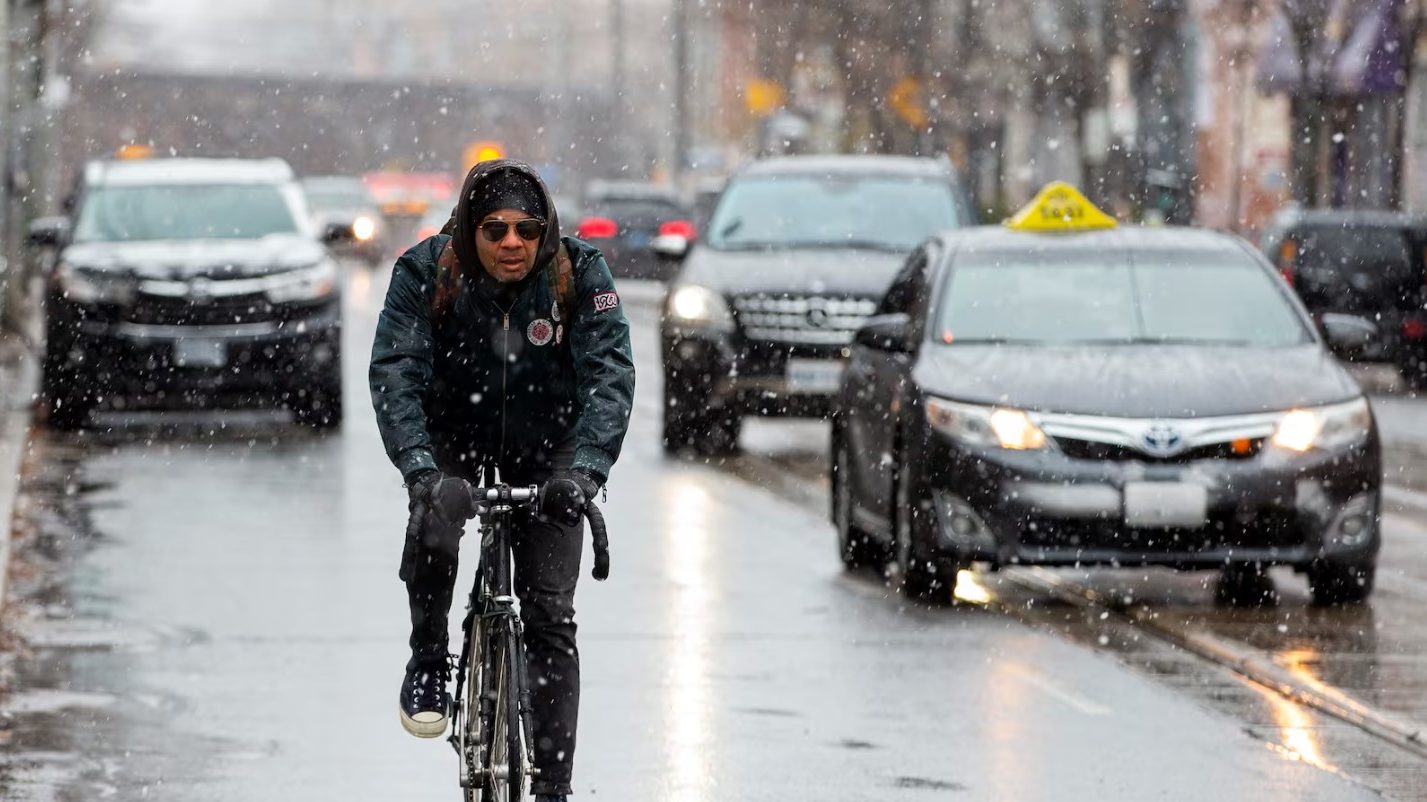 Morning snowfall triggers bus cancellations and travel delays across Toronto, GTHA