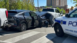 2 people injured after car strikes a traffic light in Mississauga