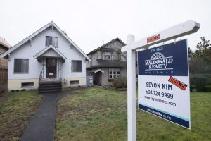 Home sales down almost 10% annually last month: Canadian Real Estate Association