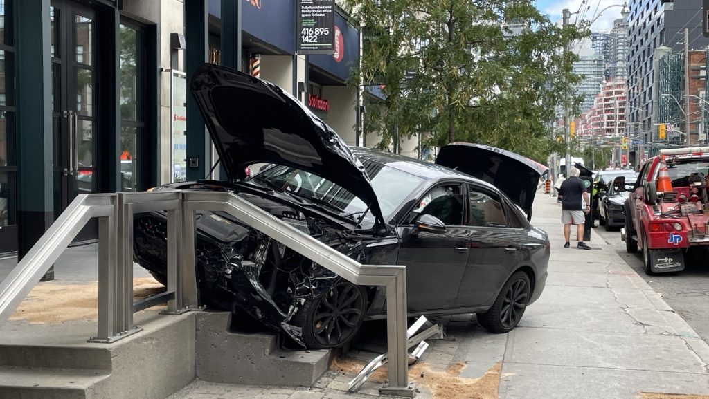 No serious injuries in 3-vehicle crash at King and Bathurst