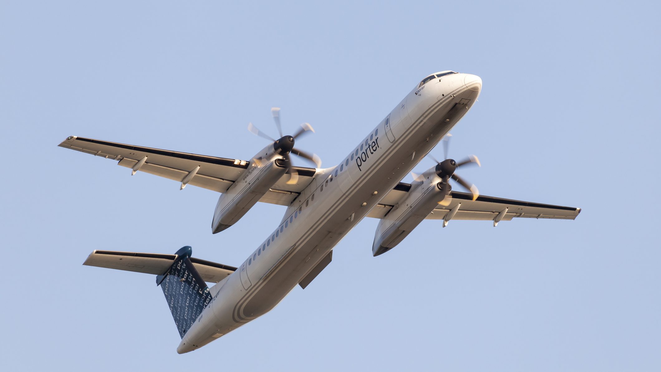 Porter Airlines dispatchers vote 100% in favour of strike action