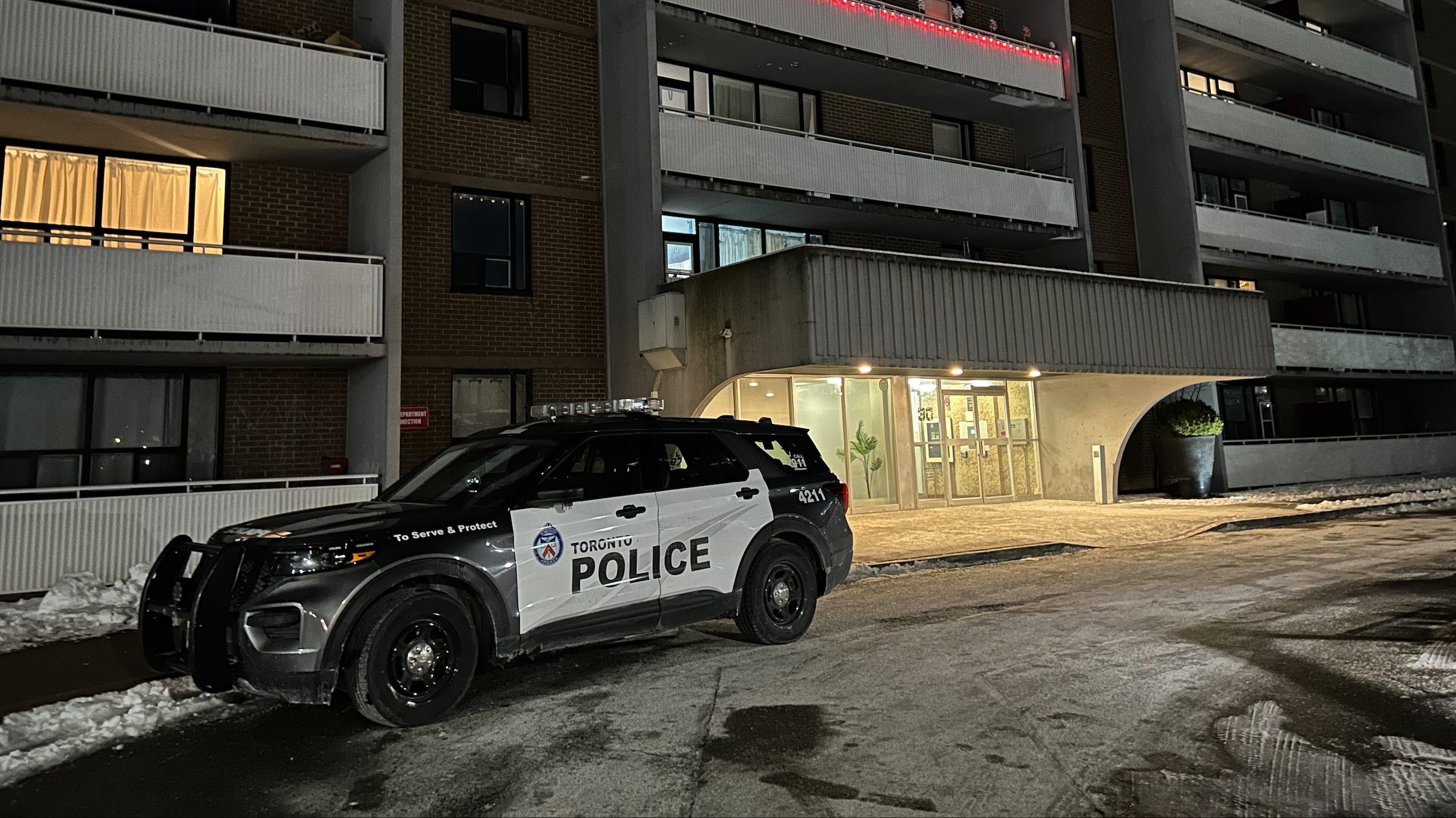 Man seriously injured in Scarborough stabbing, suspect sought