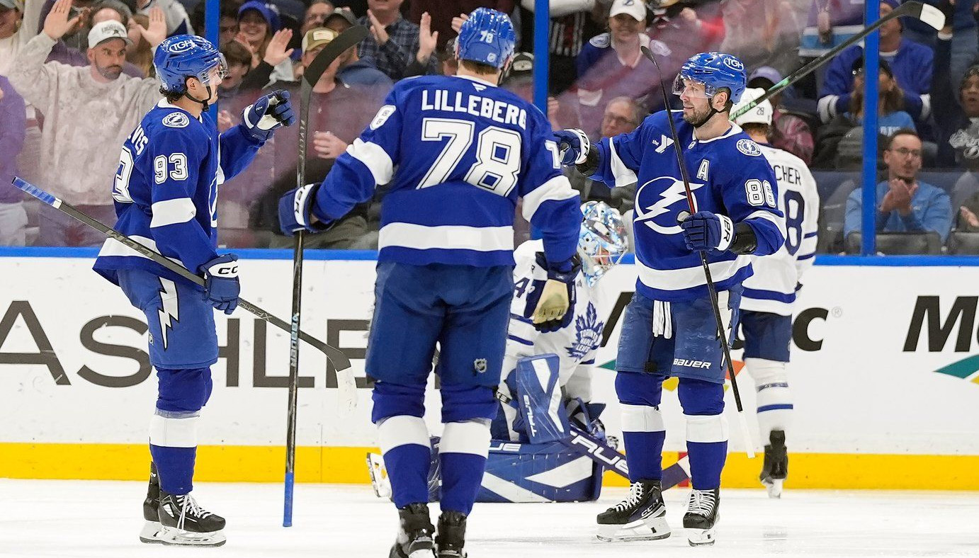 Kucherov hits 30 goals again as Lightning roll past Maple Leafs for 6th straight win
