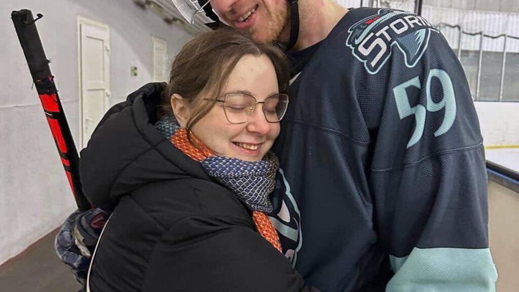 This photo provided by Olesia Yukhnovych shows Maryna Homeniuk, left, hugging Yurii Orlov on Monday, Feb. 9, 2026, in Kyiv, Ukraine. (AP Photo/Olesia Yukhnovych)